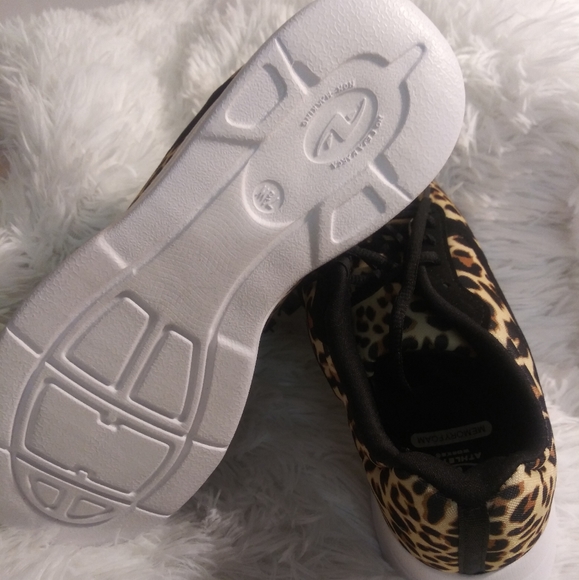 Sexy Leopard Memory Foam sneakers 7.5W - Picture 2 of 3